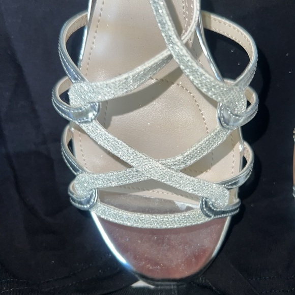 NWT Original Box I. Miller Two-Tone Silver Strappy Dressy Wedges. Size 7 - Picture 4 of 10
